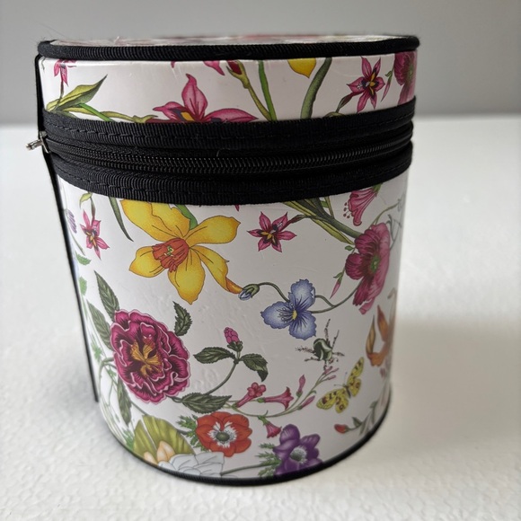 Gucci Flora Gift Makeup Round Box with Floral Design - Picture 6 of 12